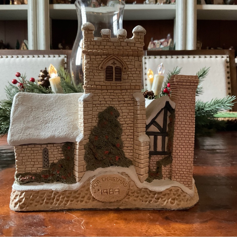 A Christmas Carol Cottage 1989 by David Winter - Picture 3 of 6